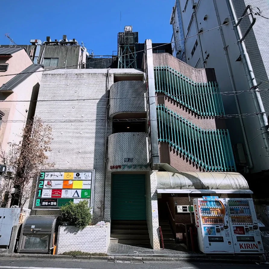 新宿Δが入るプチプラザビルの外観。1階入口付近に自動販売機がある