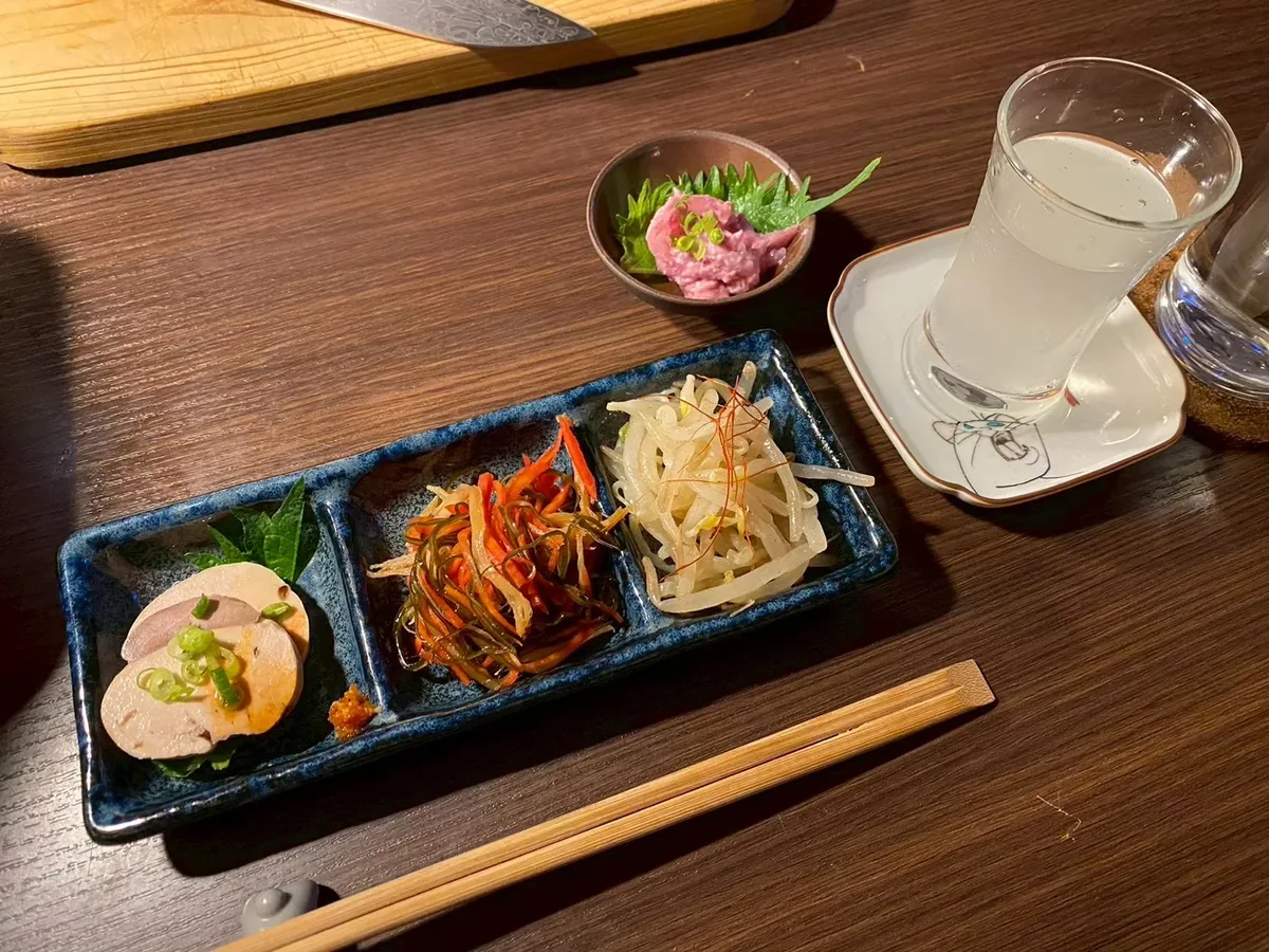 小皿のおつまみと飲み物。これまでに提供した一例