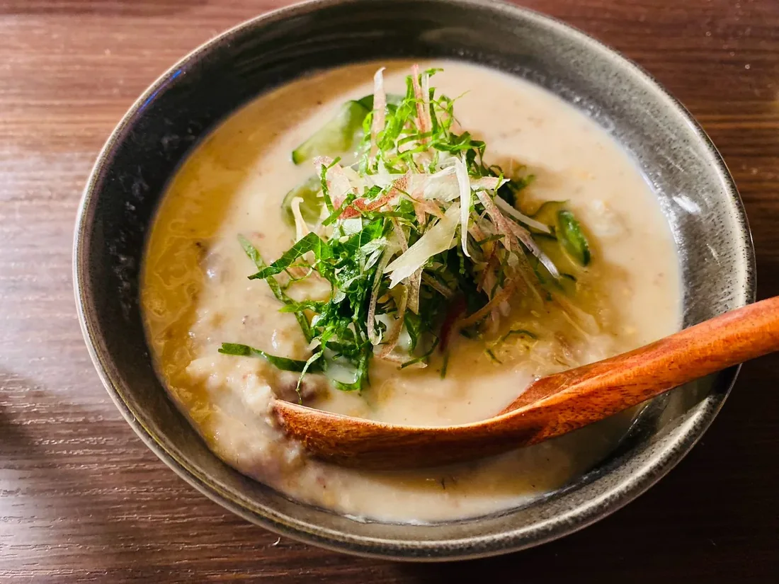 薬味をのせた器の料理。これまでに提供した一例