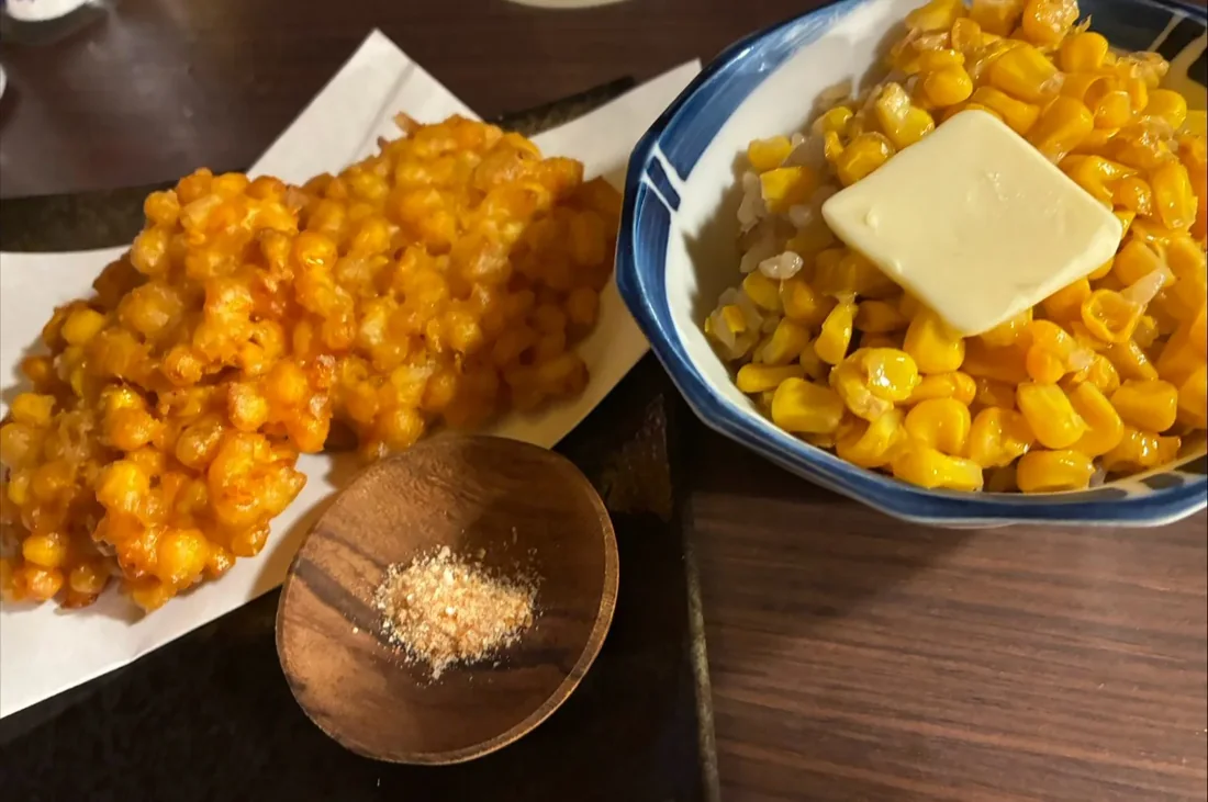 白い皿と青い器に盛られた料理。これまでに提供した一例